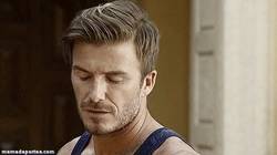 Enlace a GIF: La reacción de Beckham al ver que Ibra la liaba