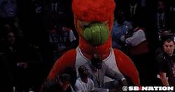 Enlace a GIF: La mascota de Miami Heat vacilando a Shaquille O'Neal