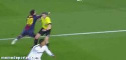 Enlace a GIF: Penalty de Undiano a Messi