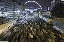 Enlace a GIF: Así entra la gente a Wembley
