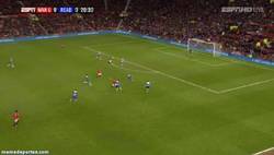 Enlace a GIF: Golazo de Rooney contra el Reading