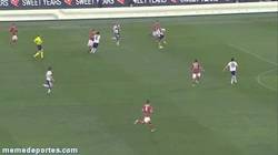 Enlace a GIF: Brutal pase de tacón del maestro Totti