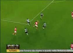 Enlace a GIF: Di María bailando a todos en el Benfica