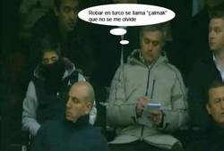 Enlace a Mourinho se va a Turquía a coger notas para la eliminatoria de cuartos