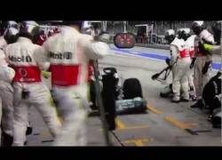 Enlace a VÍDEO: Momento épico: ¡Hamilton se equivoca y entra en el box de McLaren!