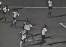 Enlace a GIF: Golazo de Pelé en el Santos [demasiado remember]