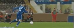 Enlace a GIF: Stephan El Shaarawy baja el balón con clase