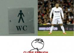 Enlace a Cristiano Ronaldo y las señales de los baños