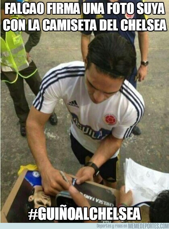 107760 - Falcao firma una foto suya con la camiseta del Chelsea