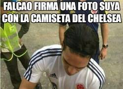Enlace a Falcao firma una foto suya con la camiseta del Chelsea