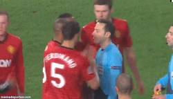 Enlace a GIF: Ferdinand aplaudiendo irónicamente al árbitro