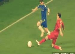 Enlace a GIF: Epic fail de Torres en europa league