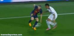 Enlace a GIF: Andrés Iniesta vs Boateng