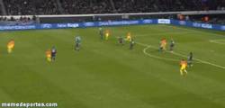 Enlace a GIF: El gol de Messi a pase de Dani Alves
