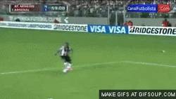 Enlace a GIF: Golazo de Ronaldinho en Copa Libertadores