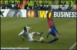 Enlace a GIF: La escalofriante lesión de Bale