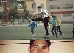 Enlace a GIF: PSY imitando a Sergio Ramos