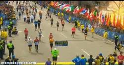 Enlace a GIF: La escalofriante explosión en la maratón de Boston