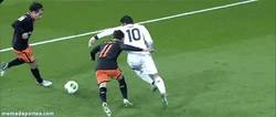 Enlace a GIF: Özil sacando a pasear a la defensa del Valencia