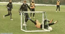 Enlace a GIF: ¿A dónde vas? Finta de Torres a Hazard