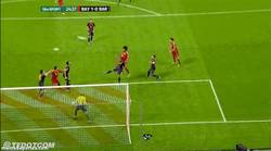 Enlace a GIF: El gol de Müller que adelanta al Bayern de Munich