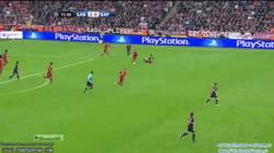 Enlace a GIF: Ribery deja sentado a Messi