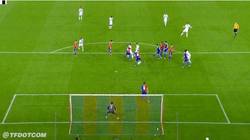 Enlace a GIF: Golazo de falta de David Luiz para dar la victoria al Chelsea frente al Basilea