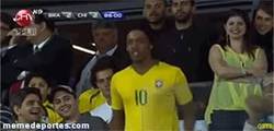 Enlace a GIF: Parecidos razonables: Ronaldinho