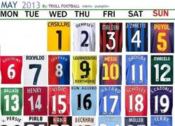 Enlace a Calendario de Mayo con futbolistas