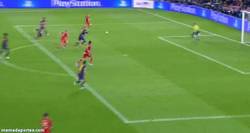 Enlace a GIF: ¡Autogolazo! Gerard Piqué ponía el 0 - 2 ante el Barça