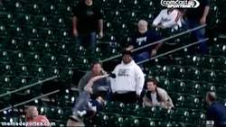 Enlace a GIF: Increíble catch de un espectador en un partido de baseball y sin soltar al niño