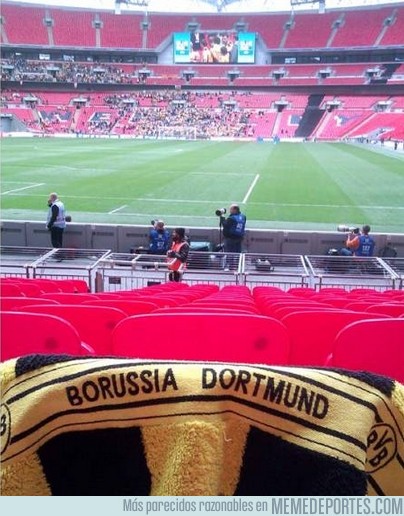 128782 - Algún aficionado del BVB ya toma asiento en Wembley para la final de la Champions
