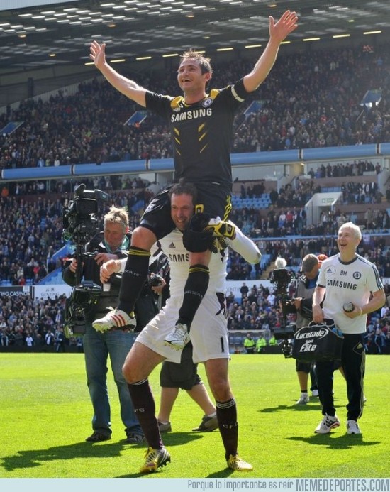 130457 - Cech llevando a hombros al eterno Lampard