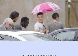 Enlace a Bonito y masculino paraguas, Özil