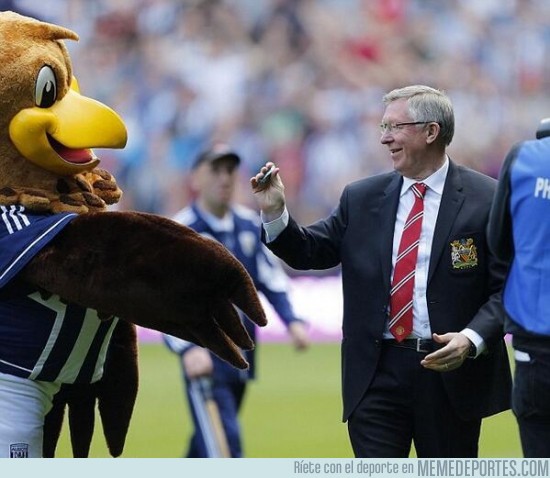 135939 - La mascota del WestBrom regaló un paquete de chicles a Sir Alex Ferguson