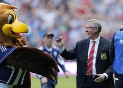 Enlace a La mascota del WestBrom regaló un paquete de chicles a Sir Alex Ferguson