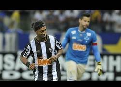 Enlace a VÍDEO: Ronaldinho lanza una granada al público en su celebración