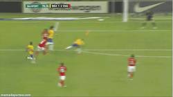 Enlace a GIF: Golazo de Rooney a Brasil
