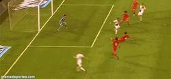 Enlace a GIF: Golazo de tacón de Wesley Sneijder vs China