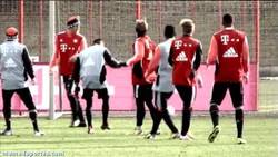 Enlace a GIF: Schweinsteiger pierde los estribos y pega patadón a Ribery en entrenamiento
