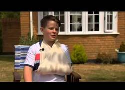 Enlace a VÍDEO: Cristiano le rompe el brazo a un niño al lanzar una falta