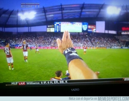 171274 - El árbitro del MLS All Star vs Roma con una cámara en la cabeza