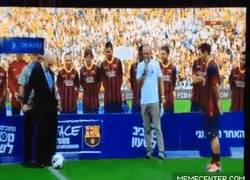 Enlace a GIF: El balonazo de Shimon Peres a Messi. Parece que alguien es merengue