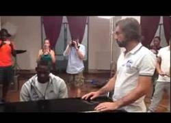 Enlace a VÍDEO: Balotelli tocando el piano ante la mirada de Pirlo, ¿fake o artista?