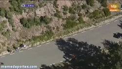 Enlace a GIF: Helicóptero de TVE derriba a 3 ciclistas