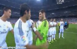 Enlace a GIF: Casillas cediendo el brazalete a Raúl