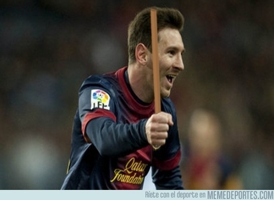 180345 - Messi le da al palo y lo celebra ¡Un palooooooooo!
