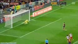 Enlace a GIF: El penalty de Messi al palo a falta de unos minutos del final de la Supercopa