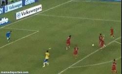 Enlace a GIF: El golazo de Neymar con Brasil ante Portugal