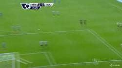 Enlace a GIF: En la Premier no paran, golazo de volea de Sone Aluko con el Hull ante Newcastle